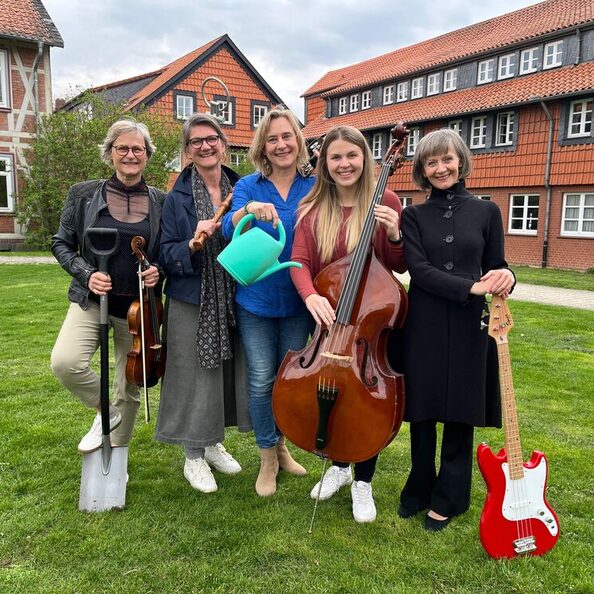 Freuen sich auf viele Gäste (Von links nach rechts): Sabine Petter, Leiterin der Musikschule, und die Dozentinnen Annette Boenkendorf, Britta Rex, Alina Ludwig und Natalia Gamper.