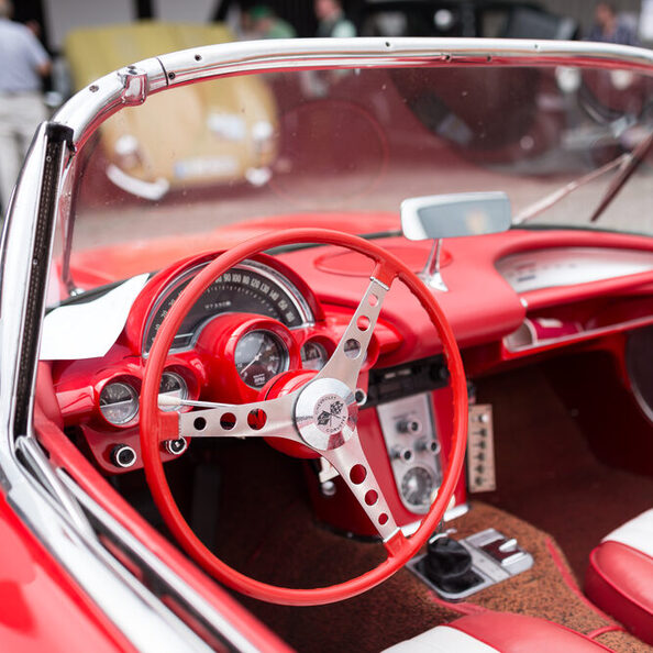 Ein Oldtimer auf einem Oldtimer-Treffen vor dem Schloss Salder