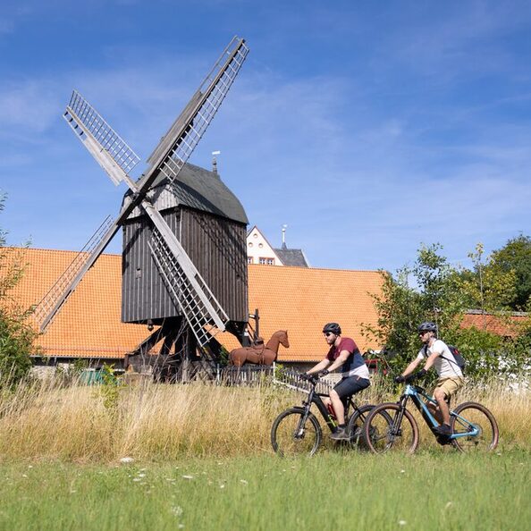 Cyclists - the Salder Castle Municipal Museum in the background