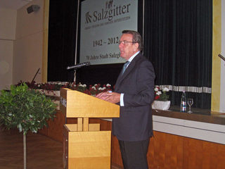 Gerhard Schröder am Rednerpult.