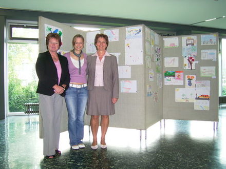 Die Mitarbeiterinnen aus dem Oberbürgermeister-Büro Erika Richter, Claudia Hackbarth und Angelika Hensel (von links) vor einer der Schautafeln im Rathaus Salzgitter.