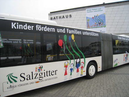 Ein komplett gestalteter KVG-Bus auf dem Rathausplatz.