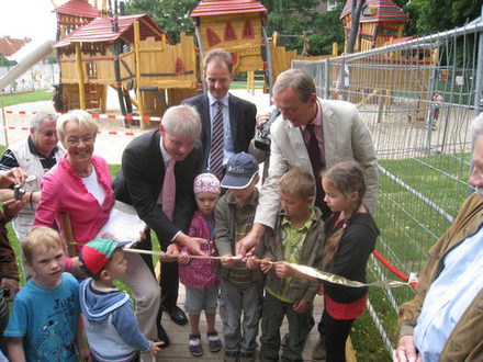 Gaben den Spielplatz frei: Oberbürgermeister Frank Klingebiel, Ortsbürgermeister Wolfang Bauer und Kinder aus Salzgitter-Bad.