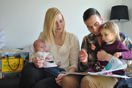 Familie mit Babybegrüßungspaket