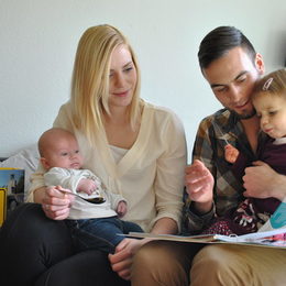 Familie mit Babybegrüßungspacket