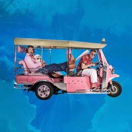 Christian Steiffen als rosaroter Passagier in einem rosa Tuktuk