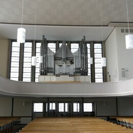 Blick zur Orgel und Empore der Martin.Luther-Kirche in Lebenstedt