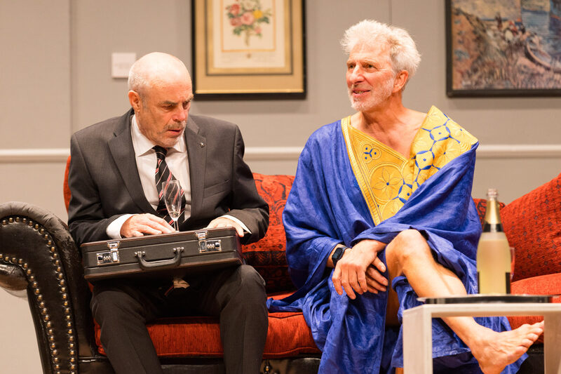 Alain ist erfolgreicher Anwalt, hat erwachsene Kinder und ist glücklich verheiratet. Eigentlich alles perfekt – bis er eines Tages splitternackt neben seinem Mitarbeiter Nicolas aufwacht…