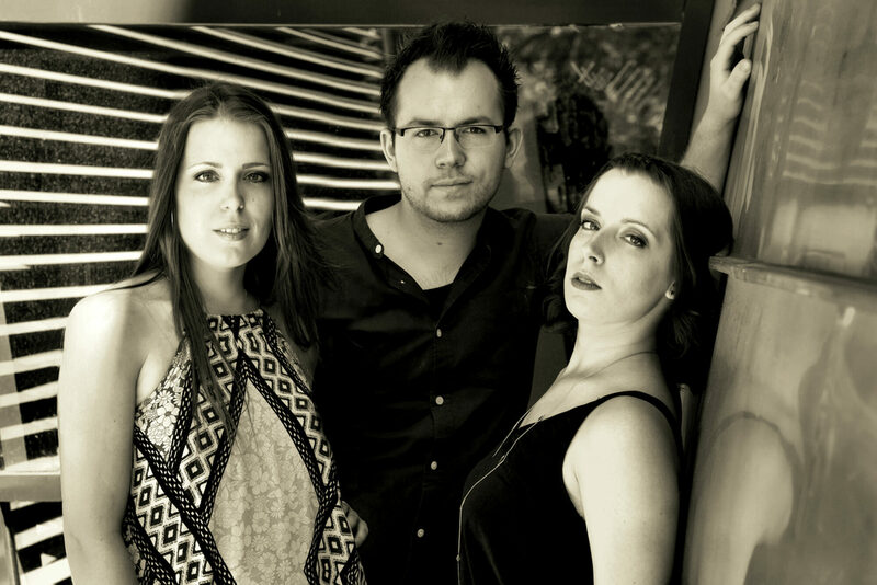 Elisar, das sind Sarah Kielau (Gesang), Lisa Kielau (Gesang) und Elia Görs (Gitarre, Percussion). Alle drei hier auf einem Gruppenfoto vereint.