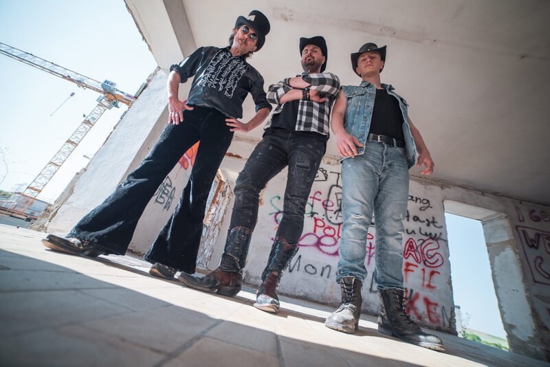 Mandowar heizen den Fans in Salzgitter ein.