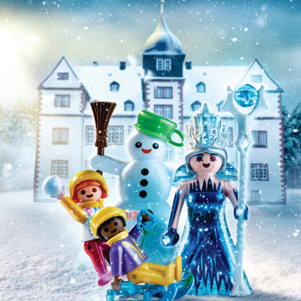 Playmobilfiguren stehen vor dem Schloss Salder im Schnee